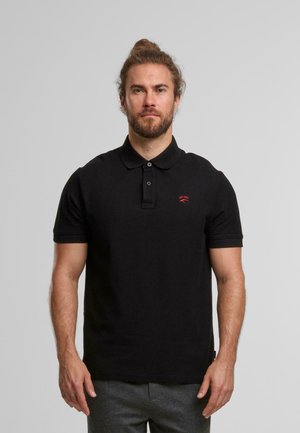 Polo shirt nera in cotone con colletto classico, maniche corte e dettaglio del logo rosso sul petto. Texture morbida e vestibilità casual.