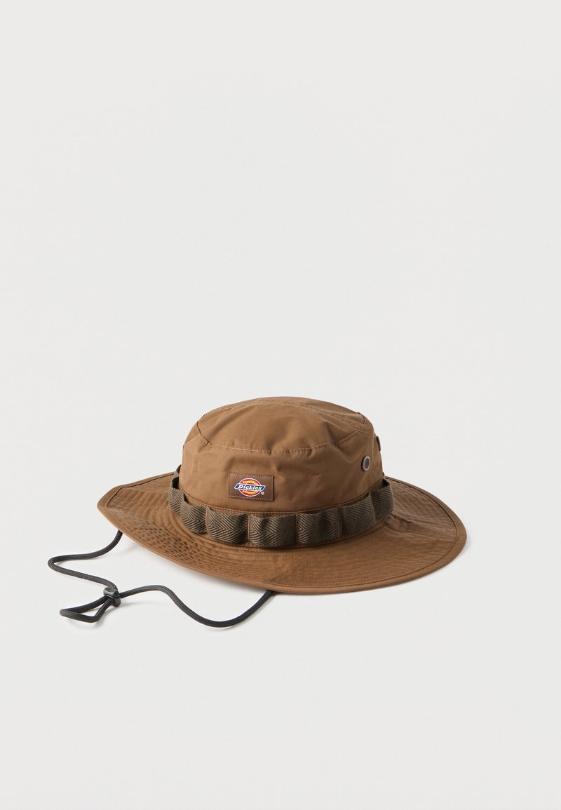 Καφέ φαρδύς καπέλο τύπου μπούνι με λογότυπο Dickies, ρυθμιζόμενο λουρί πιγουνιού και υφασμάτινη ταινία με ραμμένα αφαιρούμενα στοιχεία γύρω από την κορυφή.