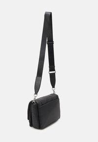 Borsa a tracolla nera imbottita con tracolla regolabile, hardware argentato e forma rettangolare. Texture liscia con dettagli trapuntati.
