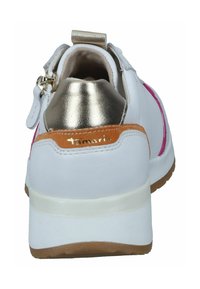 Weiße Sneaker mit pinken Akzenten, metallisch goldener Ferse und beiger Sohle. Hergestellt aus glattem Leder mit runder Form und gepolstertem Innenraum.