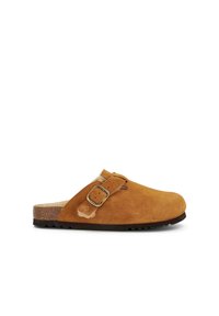 Zoccoli in suede marrone con punta arrotondata, fibbia metallica regolabile e suola in sughero. Fodera morbida visibile nel tallone, suola in gomma testurizzata.