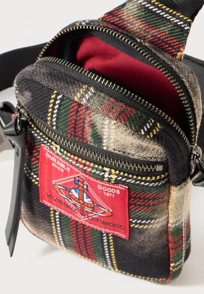 Μικρή μαύρη και καρό υφασμάτινη τσάντα ώμου με κόκκινη εσωτερική επένδυση, διαθέτει κλείσιμο με φερμουάρ και ετικέτα που αναγράφηκε "Vivienne Westwood."