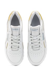 Zapatillas Reebok blancas con detalles dorados, parte superior de cuero texturizado, punta redonda y cuello acolchado. Presentan un diseño clásico de cordones y detalles perforados.