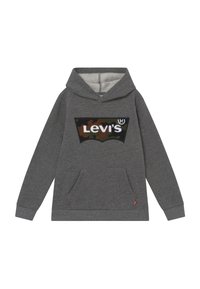 Grå hoodie med en stor svart och kamouflage Levi's-logotyp på framsidan. Den har en huva med dragsko och en framficka i form av en känguru. Mjuk textur.