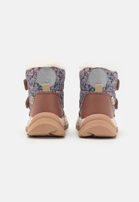 Keskpikkused saapad lillemustritega sinises ja roosas, pruun sünteetiline nahast kand ja valge valejõhv. Velcro rihmad on kaasas.