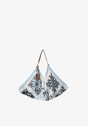 Lichtblauwe en wit geperforeerde stoffen handtas met zwarte bloemmotieven en een bruine leren handgreep en label.