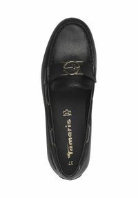 Svart läderloafer med texturerad yta, som har en guldbelagd logotypdetalj framtill och dekorativ stitching längs kanterna.