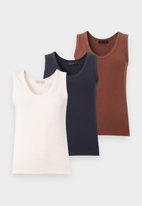 Τρία αμάνικα μπλουζάκια σε λευκό, ναυτικό μπλε και καφέ, τοποθετημένα το ένα επάνω στο άλλο σε ένα απλό ανοιχτό υπόβαθρο.