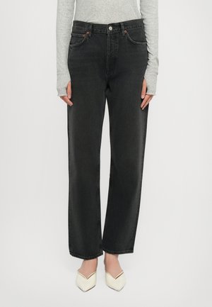 Jeans en denim noir avec une coupe ample et droite et un design traditionnel à cinq poches. Les caractéristiques incluent des coutures orange et une fermeture à bouton.