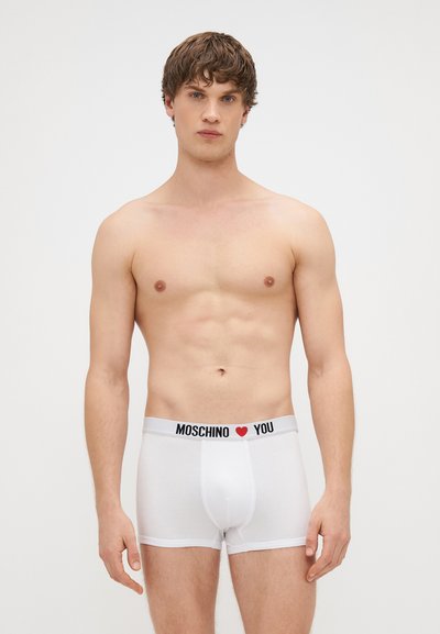 Boxer briefs brancos para homens com uma faixa elástica preta que apresenta "MOSCHINO ❤️ YOU" em letras grandes. Tecido suave e design ajustado.
