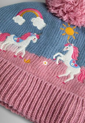 Adīts cepures modelis ar gaismas zilu augšējo daļu un rozā ribotu maliņu. Izšūti vienradži, ziedi, varavīksne un saule kā akcenti. Mīksta tekstūra.