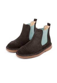 Bottines en daim marron avec des panneaux latéraux élastiques bleu clair. Bout rond et détails cousus. Semelle en caoutchouc avec un léger talon.