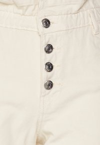 ONLY Tall ONLCUBA LIFE - Calções de ganga - ecru