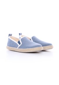 Ballerines en toile bleu clair avec des accents blancs, une semelle intermédiaire en corde de jute et une surface supérieure texturée.