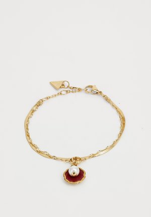 Delikat guldbelagt armbånd med dobbelt kædedesign, prydet med et lille rødt muslingeformet vedhæng med en hvid perle i midten.
