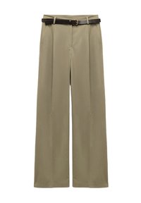 Licht olijfgroene wijde broek van gladde stof, met voorplooien en een donkerbruine riem met een gouden gesp.