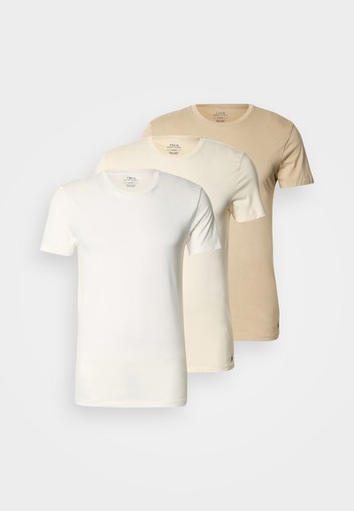 Τρία κοντομάνικα T-shirt σε λευκό, εκρού και μπεζ. Από βαμβακερό ύφασμα με στρογγυλή λαιμόκοψη και μινιμαλιστικό σχέδιο, με λογότυπα της μάρκας.