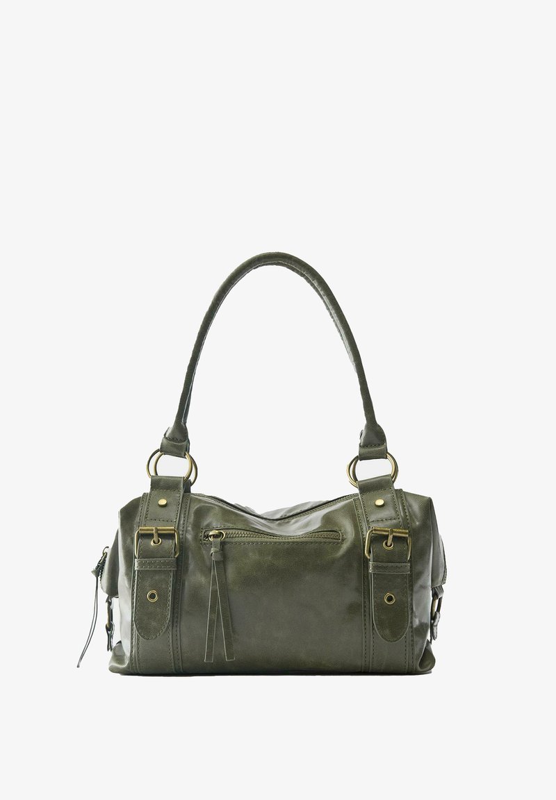 Geantă de mână din piele verde măsliniu, cu două mânere superioare, buzunar frontal cu fermoar și curele decorative cu cataramă pe fiecare parte.