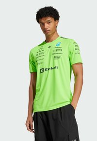 adidas Originals - MERCEDES - AMG PETRONAS FORMULA ONE TEAM UP MEN - Print T-shirt - solar green   black Thumbnail Image 1