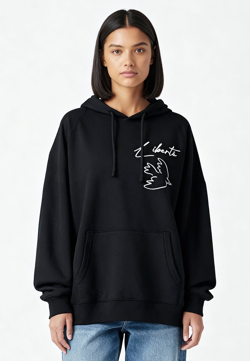 Sweat à capuche noir avec cordon de serrage, poche kangourou devant, motif d'oiseau blanc et texte "liberté" sur la poitrine. Tissu confortable, coupe décontractée.