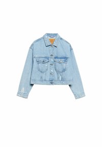 Chaqueta de mezclilla azul claro con un diseño recortado, que incluye dos bolsillos frontales, botones plateados y detalles deshilachados en los puños y el dobladillo.