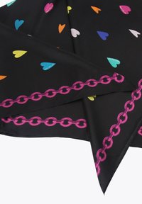 Czarny jedwabny szalik z kolorowymi motywami serc w kolorach różowym, niebieskim, żółtym, pomarańczowym i zielonym, z wyraźnym różowym wzorem łańcucha wzdłuż krawędzi.