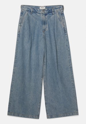 Jasnoniebieskie dżinsy o szerokich nogawkach wykonane z denimu. Charakteryzują się wysokim stanem, przednimi kieszeniami i widocznym przeszyciem wzdłuż szwów.