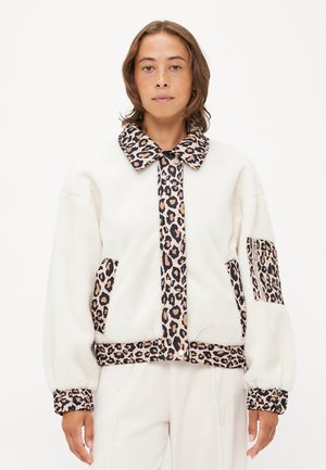 Fleecejack in het wit met luipaardprintaccenten op de kraag, zakken en manchetten. Kenmerkt zich door een knoopsluiting en een oversized, ontspannen pasvorm.