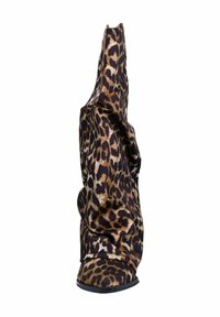 Enkelboots met luipaardprint, voorzien van een zachte stoffen bovenkant, een puntige neus en een flexibele, slouchy stijl met een platte zool.