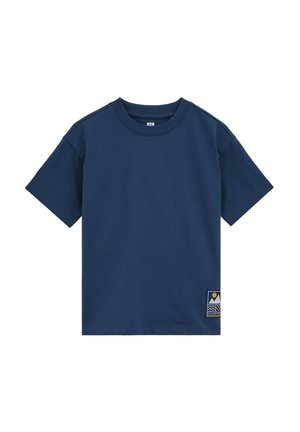 Marineblaues T-Shirt mit kurzen Ärmeln, Rundhalsausschnitt und kleinem rechteckigem Aufnäher mit Berg- und Sonnenmotiv in der Nähe des Saums.
