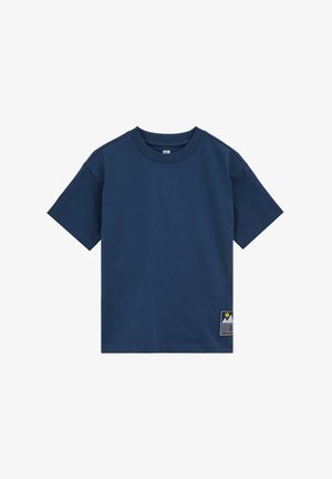 Marineblaues T-Shirt mit kurzen Ärmeln, Rundhalsausschnitt und kleinem rechteckigem Aufnäher mit Berg- und Sonnenmotiv in der Nähe des Saums.