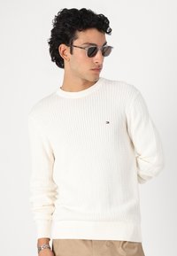 Tommy Hilfiger HERRINGBONE STRUCTURE - Jersey de punto - ivory petal