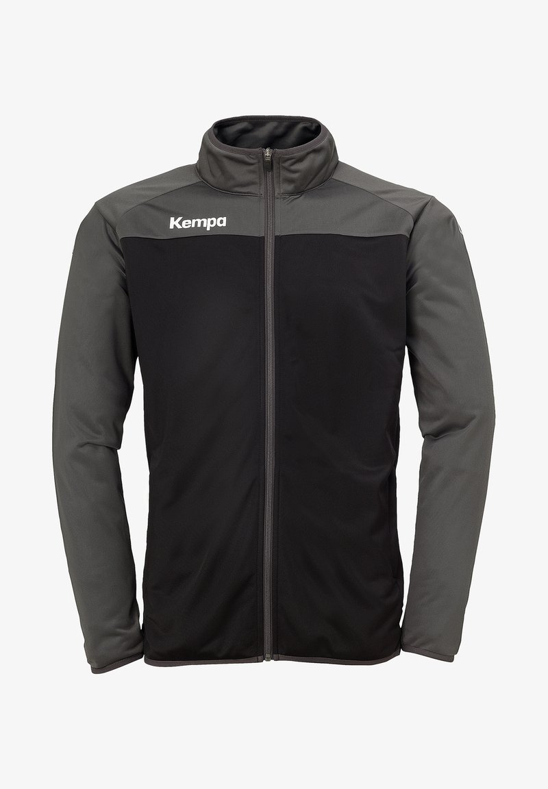 Zwarte en grijze jas met een volledige ritssluiting, hoge kraag en elastische boorden. Bevat het "Kempa" logo op de borst. Glad stoftextuur.