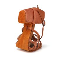 Pomarańczowe zamszowe sandały na grubym obcasie, z szerokim paskiem z tyłu i splatającymi się paskami na śródstopiu.