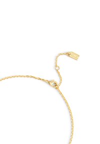 Guldfarvet kædearmbånd med en hummerlås og justerbar længde, der har et lille mærke gravering med "Coach." Glat, poleret finish.