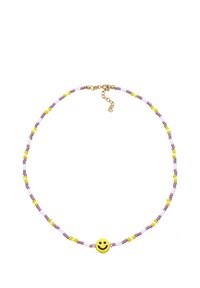 Perlekæde med en blanding af lilla, pink og gule perler samt en central gul smiley ansigt charm og guld hardware clasp.