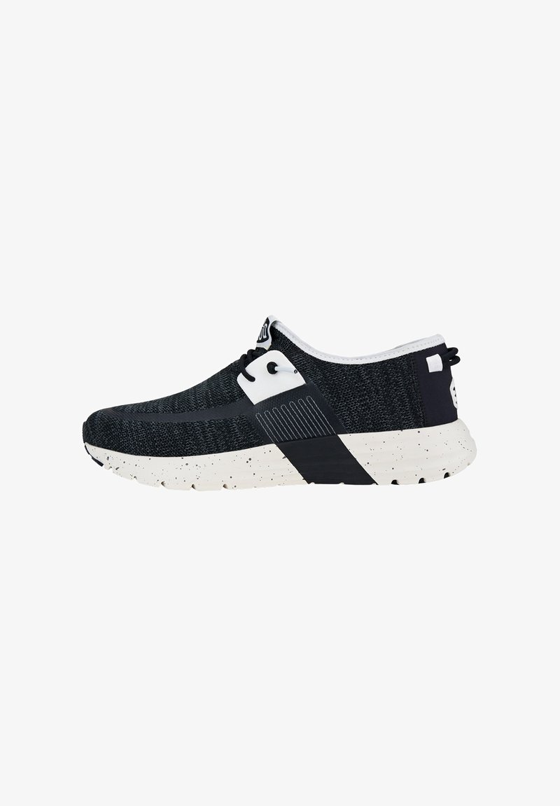 Schwarzer und grauer gestrickter Sneaker mit einer weiß gesprenkelt Sohle, ausgestattet mit einem schwarz-weißen Akzentpanel und einem strukturierten Obermaterial.