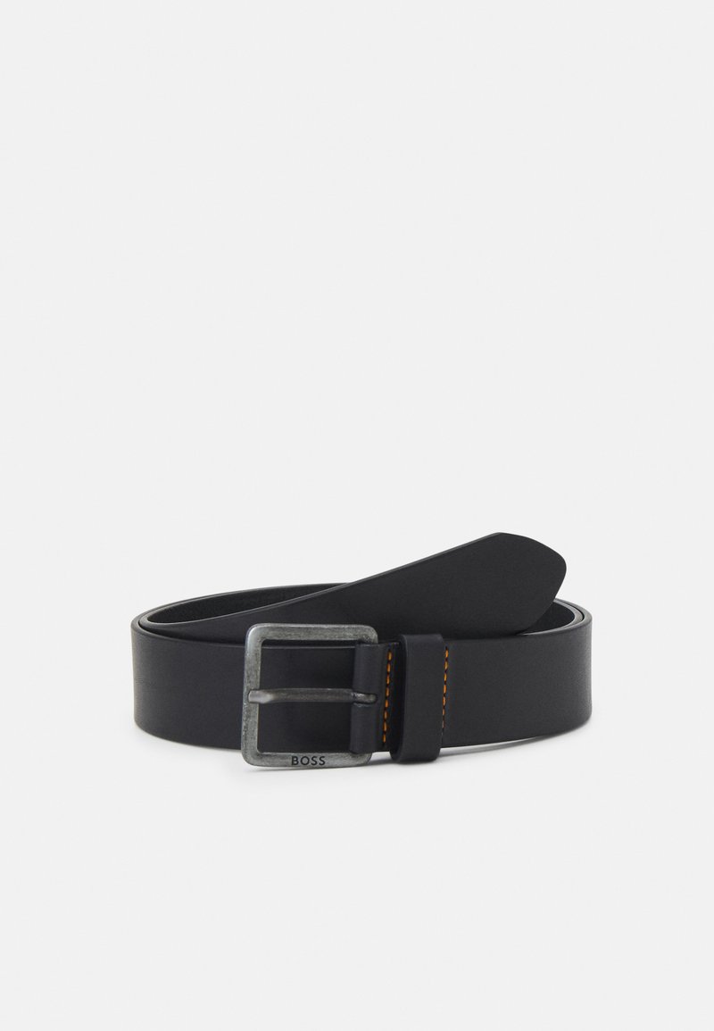 Cinto de couro preto com uma fivela prateada com letras da marca, costura laranja e uma textura suave. Design clássico com um acabamento elegante.