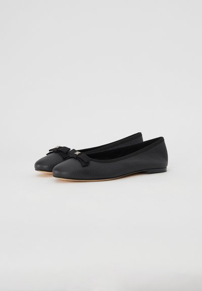 Schwarze Leder-Balletschuhe mit strukturiertem Finish, featuring einer Schleifenakzent und einem kleinen Metallelement an der Vorderseite sowie einer flachen Sohle.