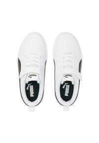 Sneakers bianchi con una tomaia in pelle liscia, dettagli perforati, accenti neri sui lati e una fascia in Velcro. Suola in gomma testurizzata.