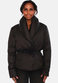 Svart dunjakke med bred krage, belte i midjen og gullfarget logo-detalj. Har en blank tekstur og lange ermer.