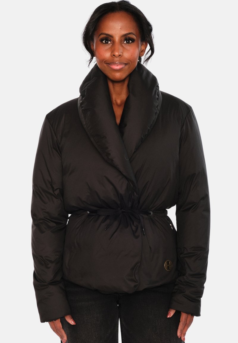 Svart dunjakke med bred krage, belte i midjen og gullfarget logo-detalj. Har en blank tekstur og lange ermer.