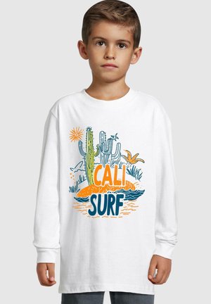 Biele tričko s dlhým rukávom, na ktorom je farebná grafika kaktusov a vĺn s textom "CALI SURF" v oranžovej a modrej farbe.