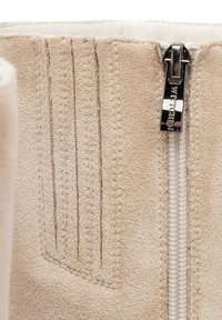 Beżowe zamszowe botki za kostkę z srebrnym zamkiem błyskawicznym; mają pionowe szwy i subtelna fakturę; gładkie wykończenie wewnątrz.