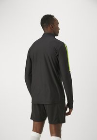 Under Armour CHALLENGER PRO - Langarmshirt - black/yellow