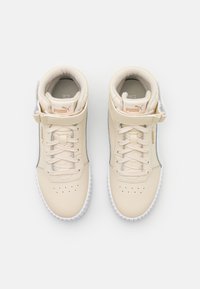 Beige vysoké tenisky s hladkým koženým povrchem, bílou podrážkou a polstrovaným límcem. Mezi funkce patří šněrování vpředu a suchý zip.