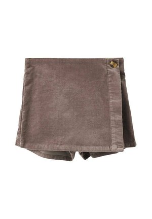 Shorts en velours côtelé marron avec un design enveloppant, dotés d'un bouton sur le côté et d'une texture douce. Soulignés par des coutures nettes et une coupe ajustée.