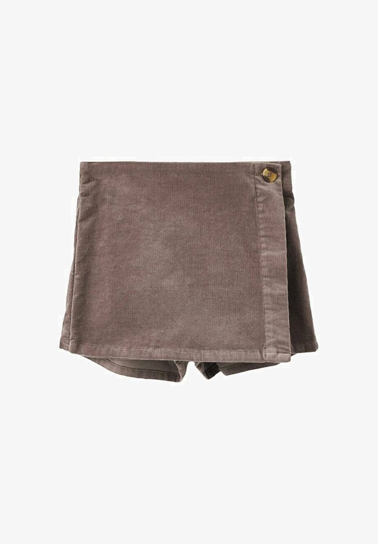 Rjavi korduroj kratki hlače z zavitim dizajnom, ki vključujejo stranski gumb in mehak material. Poudarjajo jih čiste šive in prilagojena oblika.