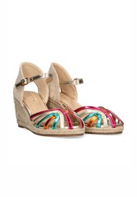 Tacones de cuña multicolores con suela de yute, presentan un empeine estampado en dorado, rosa, teal y acentos naranjas, además de una correa de tobillo segura.
