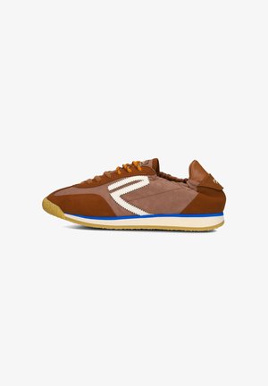 Sneaker in suede marrone e tessuto presenta un design a zigzag bianco, lacci arancioni e un accent blu sulla suola con un fondo in gomma testurizzata.